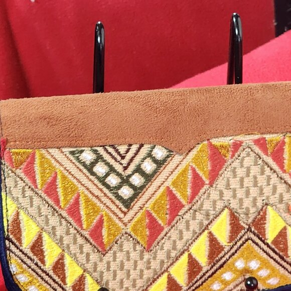 JL Brand Duo Aztec / Stripe Design Embroidered Leather Zip Hand Strap Wallet OLG - Picture 2 of 16